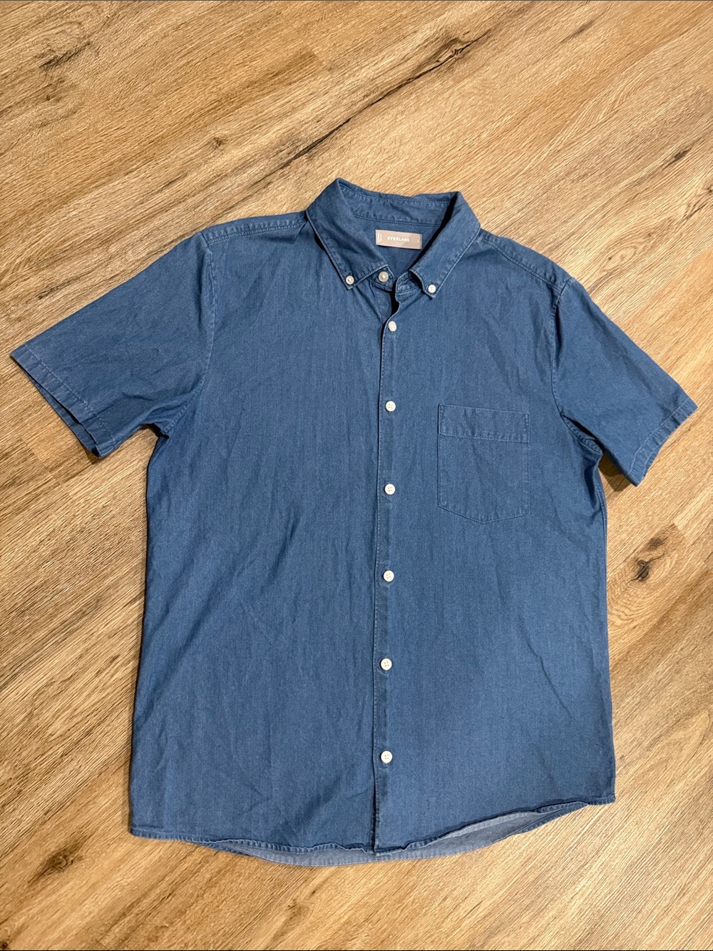 Everlane Short-Sleeve Button-Down Shirt in Medium Blue Chambray Denim